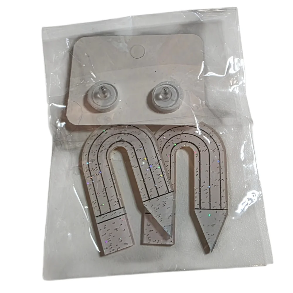 Acrylic Pierced Pencil Dangle Earrings Pink Heart Studs NIP - Picture 3 of 3